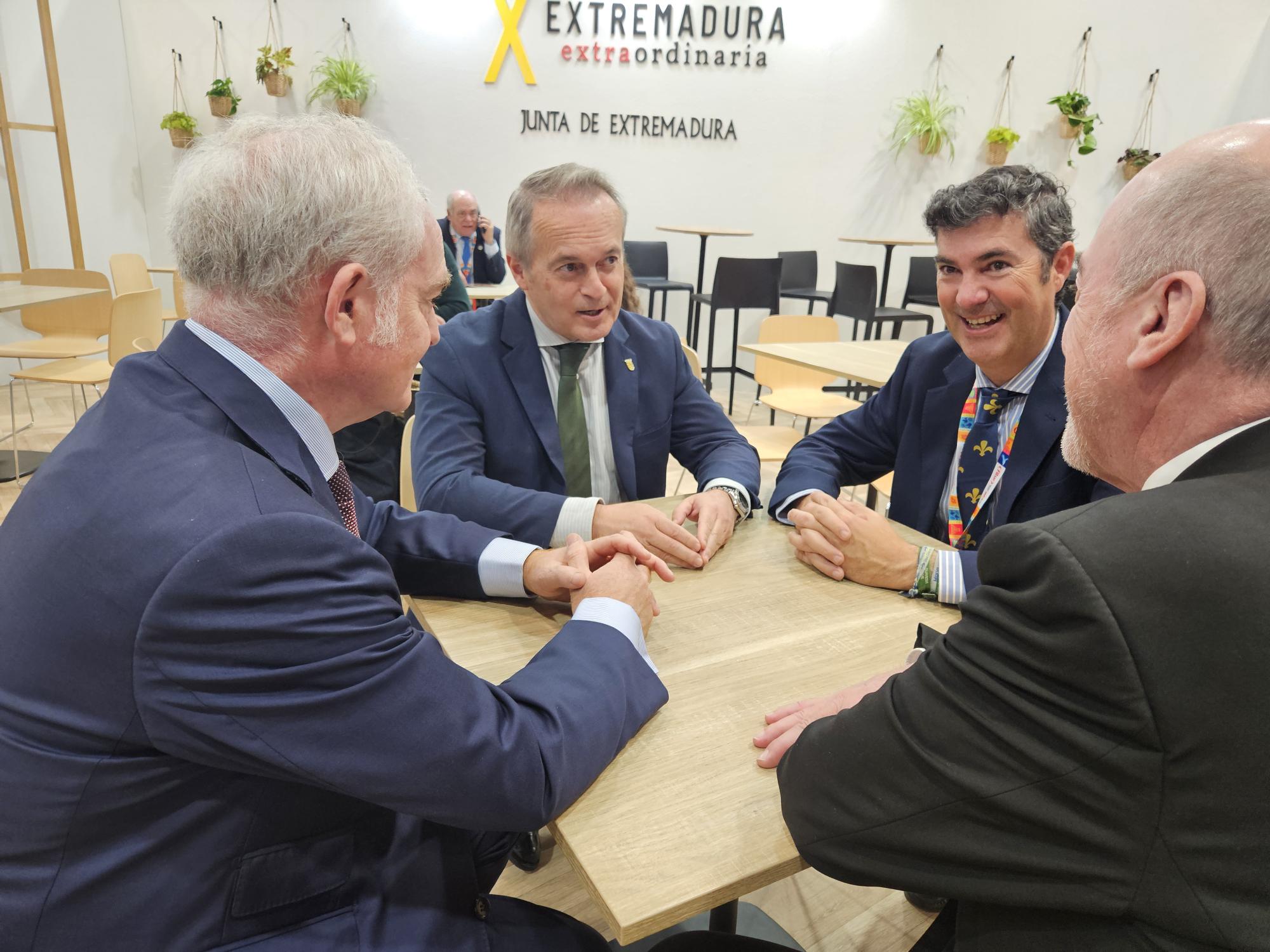 Manuel Martín se reúne con aerolíneas que operan en Badajoz para presentar su propuesta