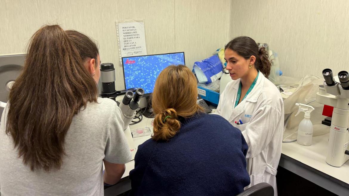 Investigadoras de fundaciones biomédicas en Madrid presentan la ciencia a los jóvenes