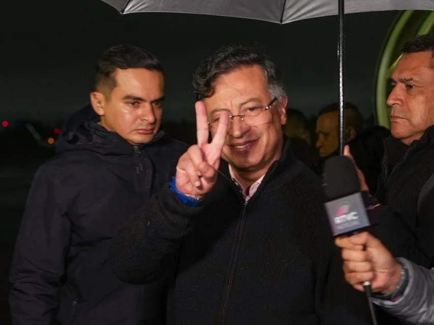 Fotograf&iacute;a cedida por la Presidencia de Colombia del presidente colombiano Gustavo Petro saludando antes de viajar a EE.UU., en Bogot&aacute; (Colombia). EFE/ Presidencia de Colombia