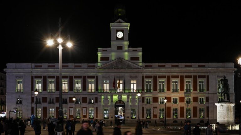 La Comunidad de Madrid ilumina la Real Casa de Correos de verde en el Día Mundial del Cáncer