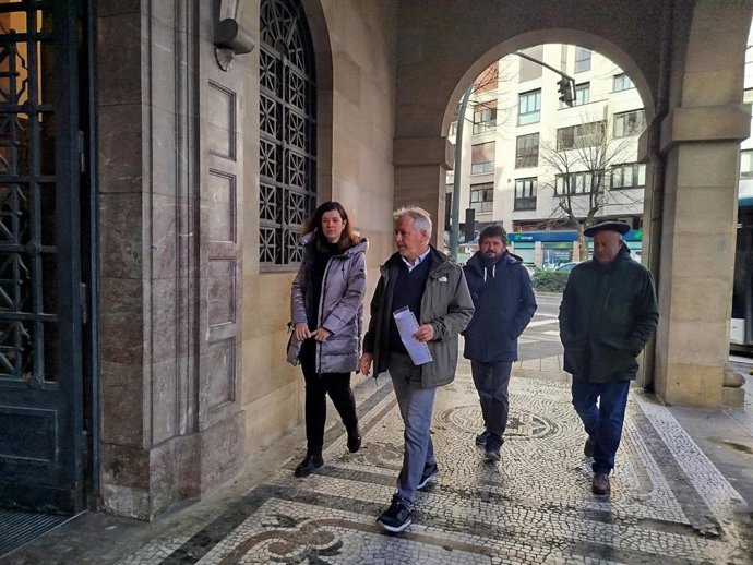 Representantes de UAGN, EHNE Nafarroa, UCAN, AGAIN y Semilla y Belarra entregan en la Delegaci&oacute;n del Gobierno un manifiesto con reivindicaciones del sector primario