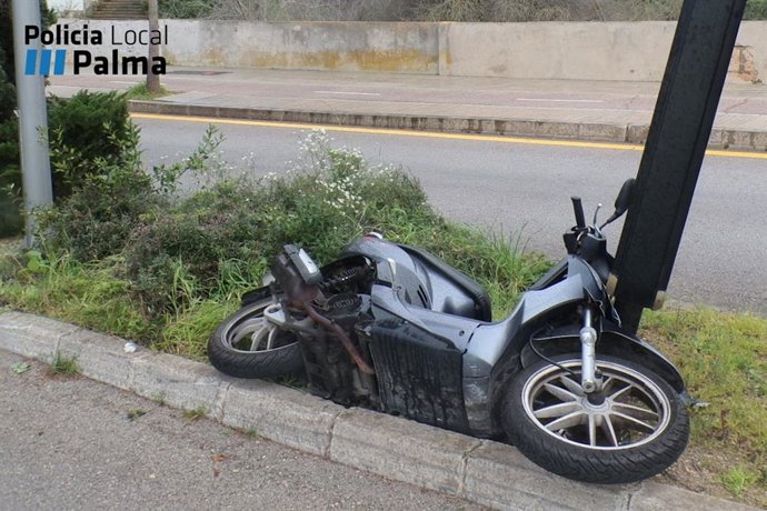 La moto accidentada, supuestamente robada por un ladr&oacute;n, tirada en una mediana de la avenida Picasso de Palma.