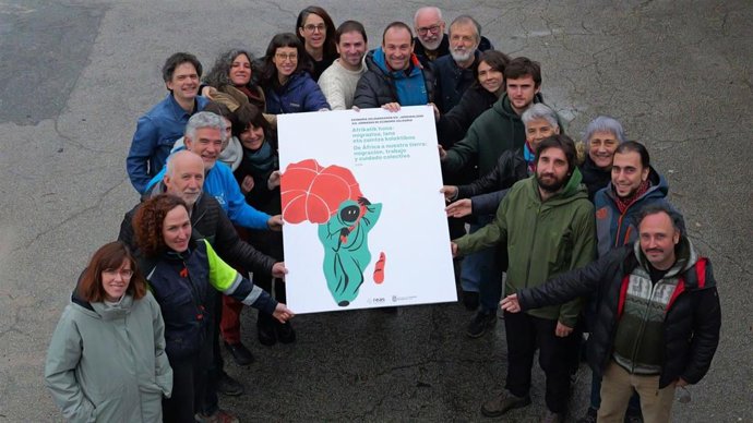 Miembros de REAS Navarra con el cartel de las XIX Jornadas de Economía Solidaria.