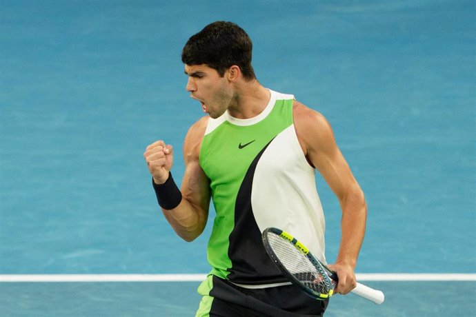 El tenista espa&ntilde;ol Carlos Alcaraz ha conquistado el Abierto de Australia, primer 'Grand Slam' de la temporada, despu&eacute;s de superar este domingo en la final al serbio Novak Djokovic