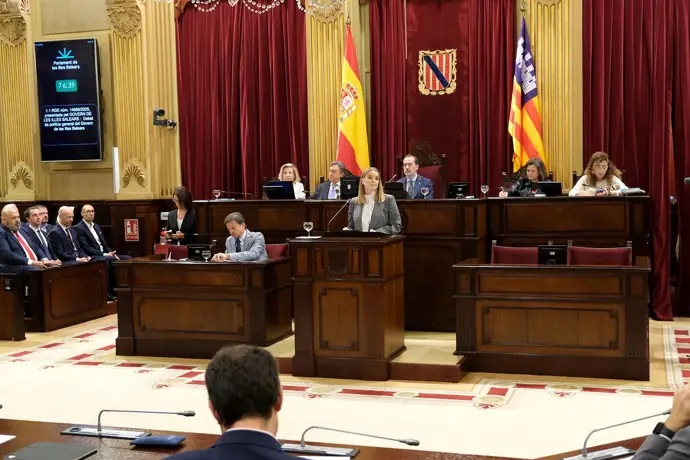 El Parlament retoma su actividad con un pleno centrado en la prohibición del burka y la seguridad