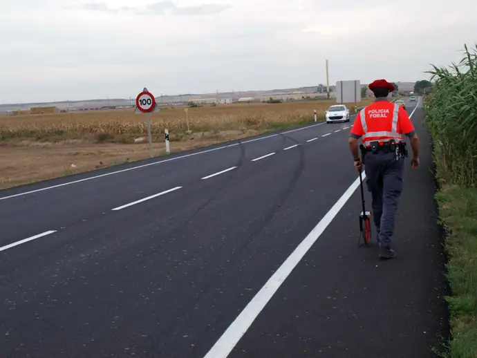 Se establece un límite de velocidad de 100 km/h y se prohíbe el adelantamiento a camiones en la