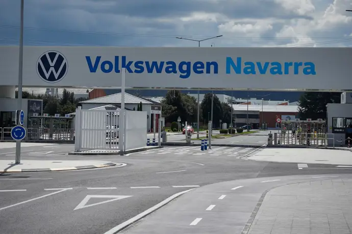 ELA, LAB y CGT denuncian a VW Navarra por intimidar a los trabajadores con posibles ERE, apoyados