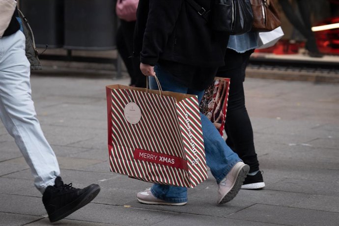 Archivo - Una persona con bolsas de compras durante la campa&ntilde;a de Navidad.