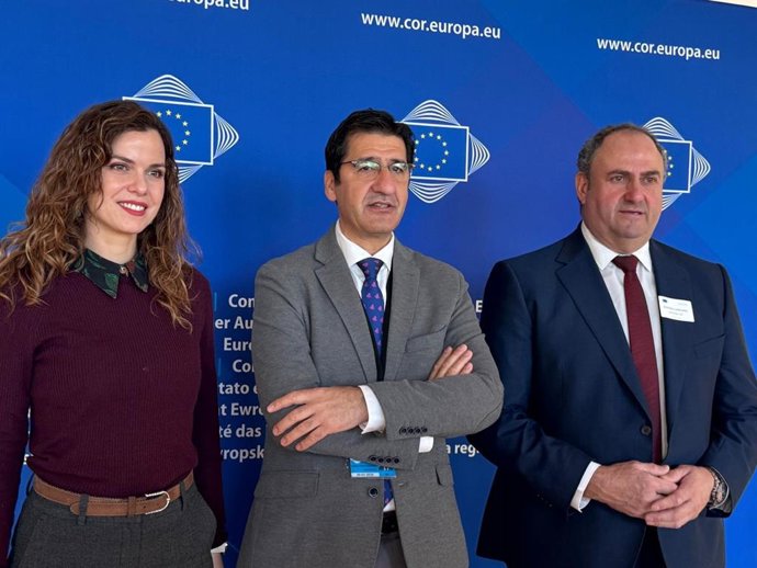 La directora general de Asuntos Europeos, Nazareth Rodrigo, el vicepresidente segundo de C-LM, Jos&eacute; Manuel Caballero, y el consejero de Agricultura, Juli&aacute;n Mart&iacute;nez Liz&aacute;n