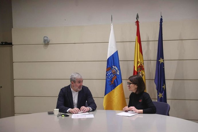 El presidente de Canarias, Fernando Clavijo, con la ministra de Infancia, Sira Rego, en una reuni&oacute;n