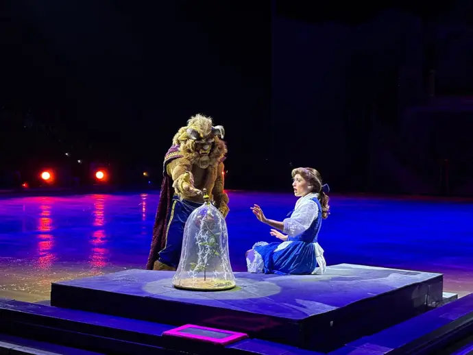 Los personajes de Disney se presentan en el Roig Arena sobre una pista de hielo mientras bomberos