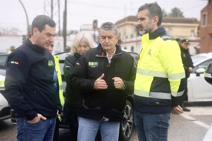 El presidente de la Junta de Andaluc&iacute;a, Juanma Moreno (i), acompa&ntilde;ado por los consejeros de Sanidad, Presidencia y Emergencias, Antonio Sanz (c), y de Agricultura, Pesca, Agua y Desarrollo, Rural, Ram&oacute;n Fern&aacute;ndez-Pacheco (d), visita zonas inundadas por la