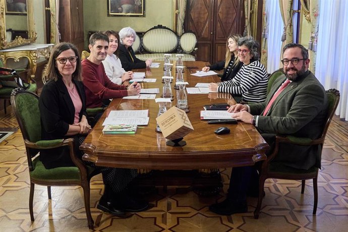 El vicepresidente Javier Rem&iacute;rez y Patricia Abad junto al resto de integrantes del jurado del Premio Berdinna