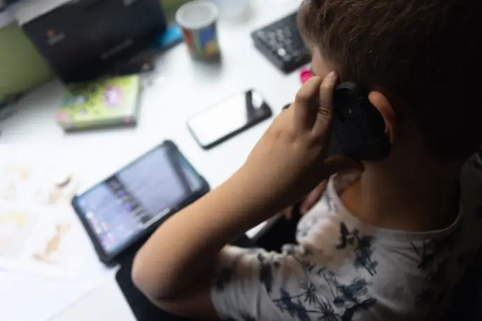 prohibir sin educar no es efectivo en el uso de redes sociales para los menores