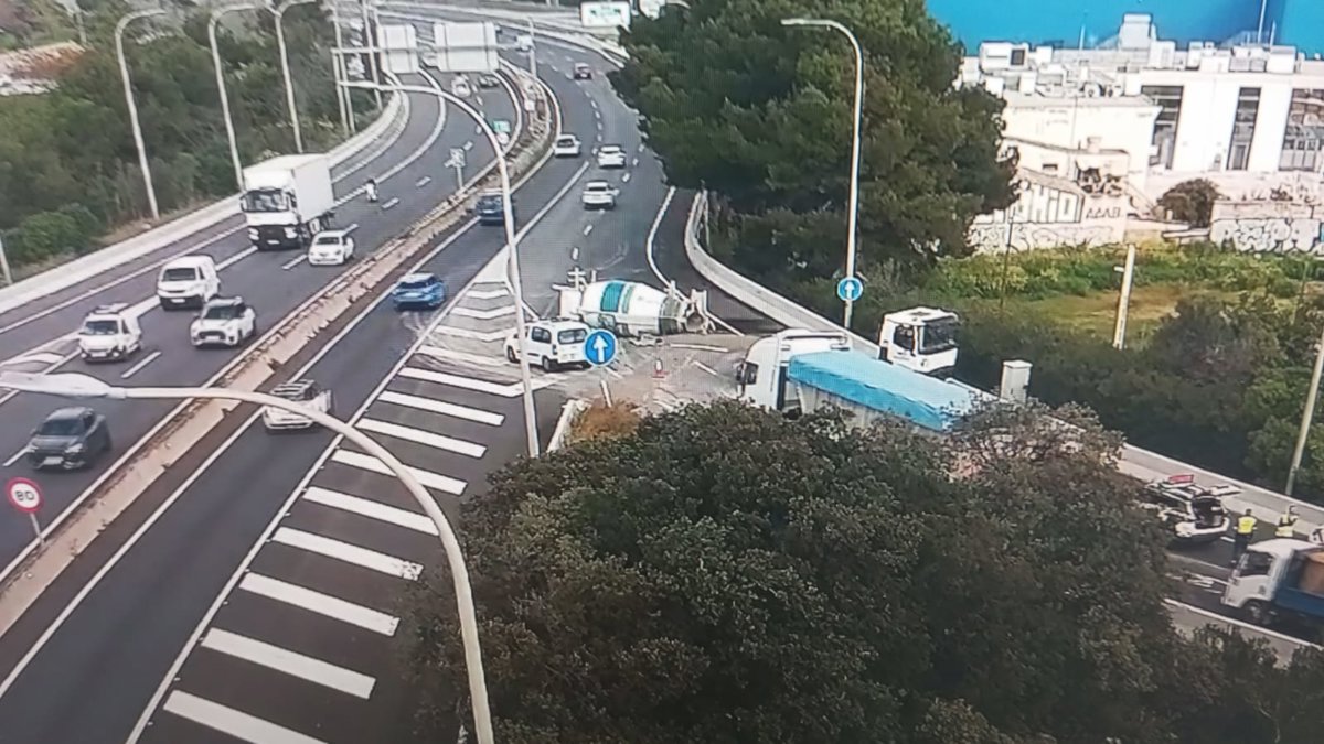 Reabren acceso a la Vía de Cintura desde la Ma-19 tras retirar la carga derramada de una