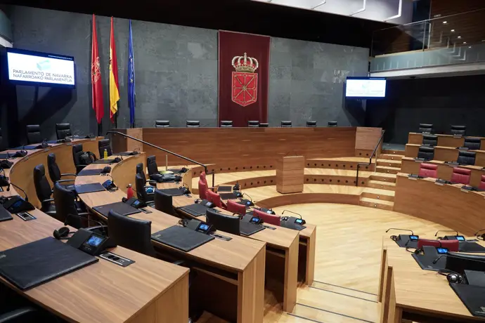 Periodistas de Navarra presentan un escrito en el Parlamento foral solicitando respeto a su labor