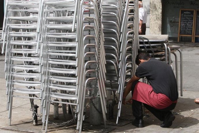 Archivo - Gente trabajando