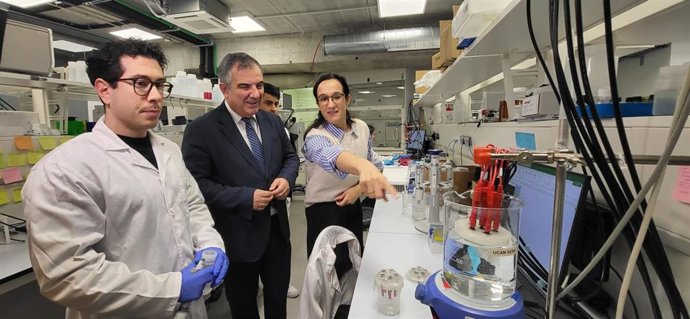 El consejero de Medio Ambiente, Universidades, Investigaci&oacute;n y Mar Menor, Juan Mar&iacute;a V&aacute;zquez, visita junto con la vicerrectora de Investigaci&oacute;n de la Universidad Cat&oacute;lica de San Antonio, Estrella N&uacute;&ntilde;ez, el laboratorio UCAM HiTech