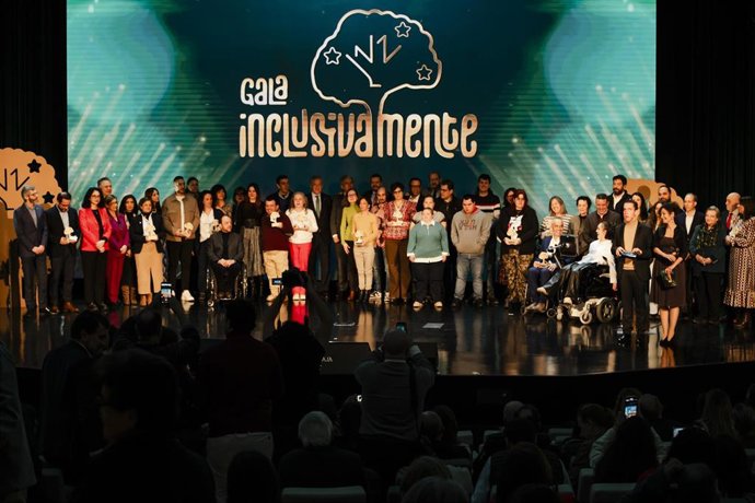 Foto de familia de la Gala Inclusivamente de Eurocaja Rural.