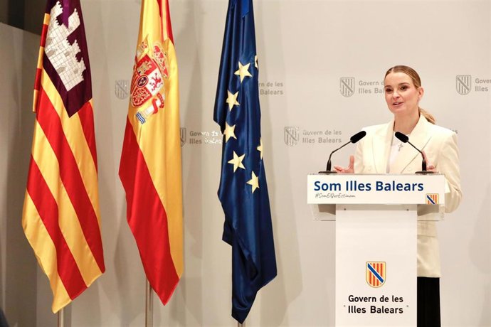 Archivo - La presidenta del Govern, Marga Prohens, durante una rueda de prensa en el Consolat de Mar.