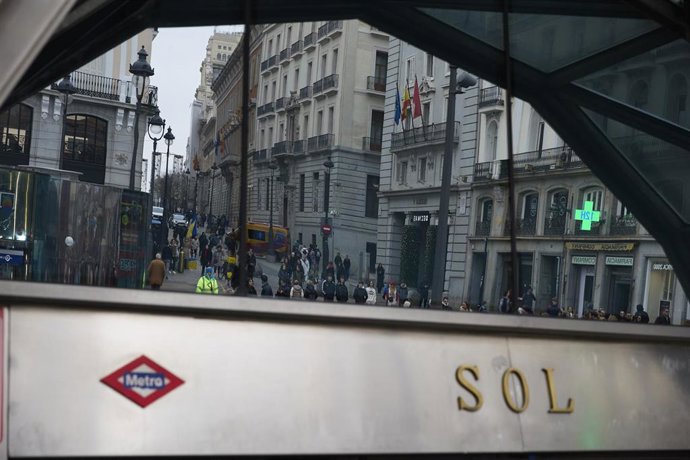 Archivo - Entrada de la estaci&oacute;n de Sol de Cercan&iacute;as