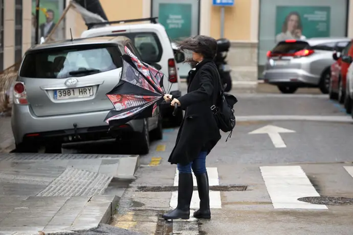 Aviso por viento este domingo en Granada, Almería y Málaga, y por oleaje en Granada y Málaga