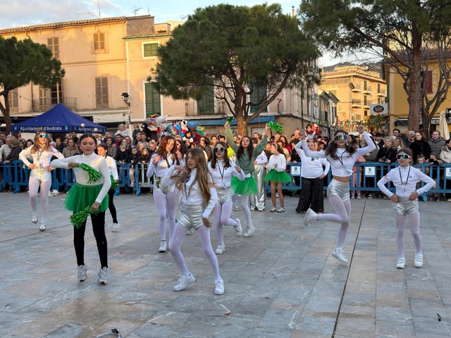 Diversidad de disfraces y comparsas en la Rua del Carnaval de Andratx