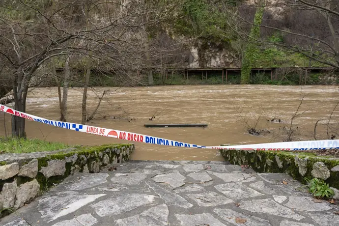 El Ayuntamiento de Cuenca mantiene las restricciones al cauce del Júcar para evaluar su seguridad