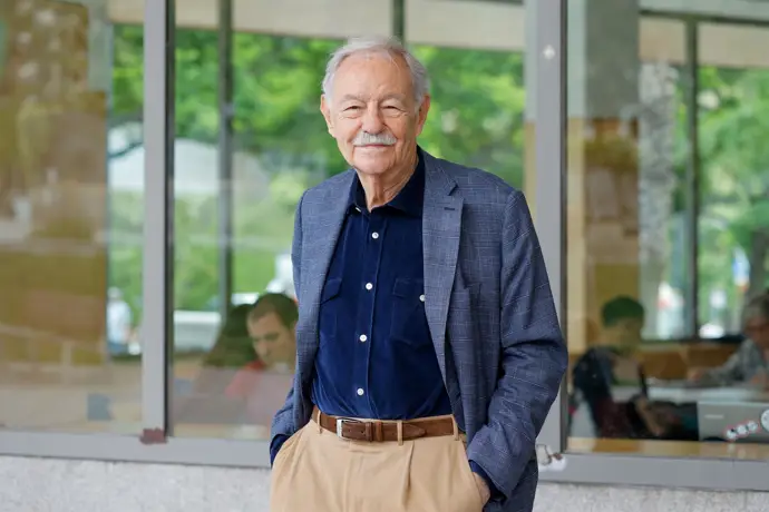 Eduardo Mendoza lanzará el 8 de abril su nueva novela 'La intriga del funeral inconveniente'