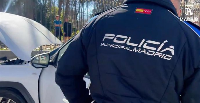 Agentes de la Polic&iacute;a Municipal de Madrid durante el atestado tras un accidente de coche en la Puerta de Alcal&aacute;, en la acera del Retiro