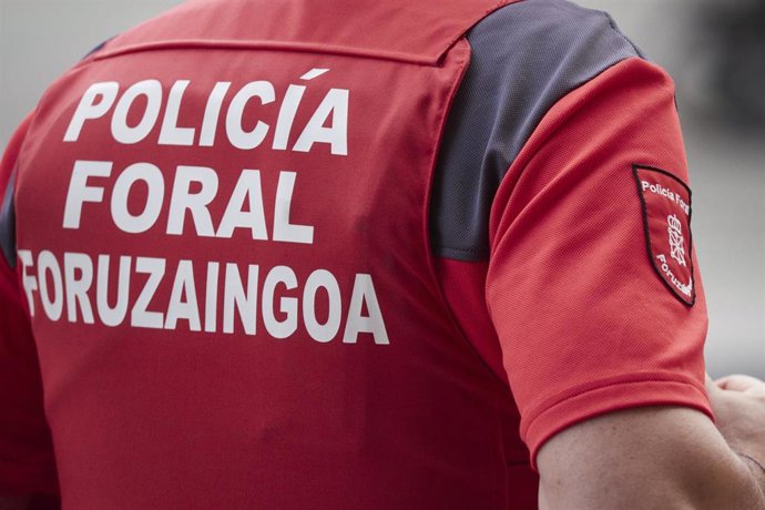 Archivo - Un agente de la Polic&iacute;a Foral en una imagen de archivo.