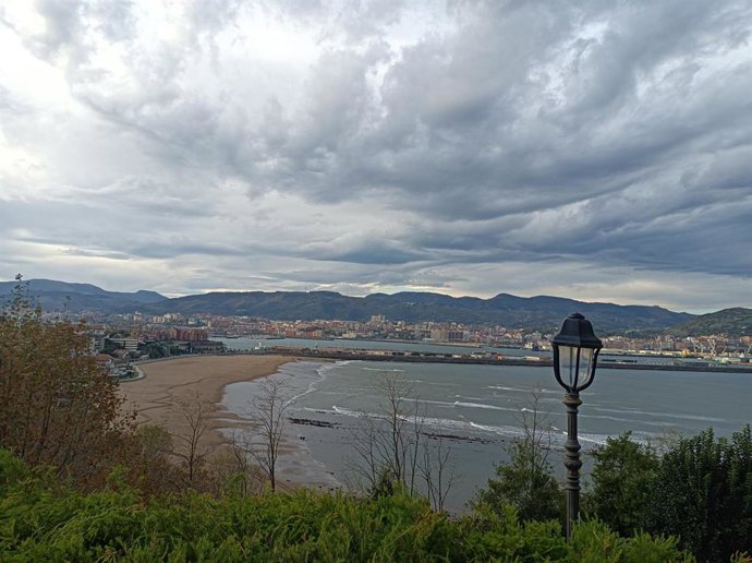Cielos cargados de nubes en la costa vizca&iacute;na.