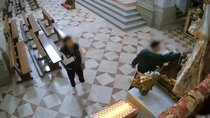 Dos hermanos arrestados por sustraer dinero de un candelabro en la iglesia de Puente del Arzobispo