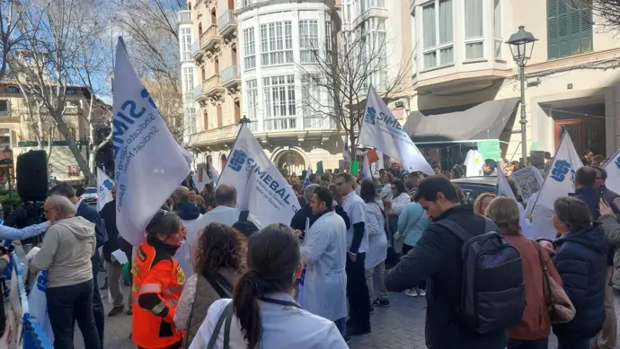 Alrededor de 200 médicos se reúnen en Palma tras la primera semana de huelga contra el Estatuto