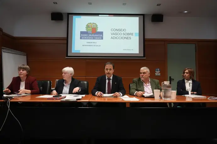 Salud advierte que el 40% de hombres mayores de 65 años consume alcohol a diario y aumenta el uso