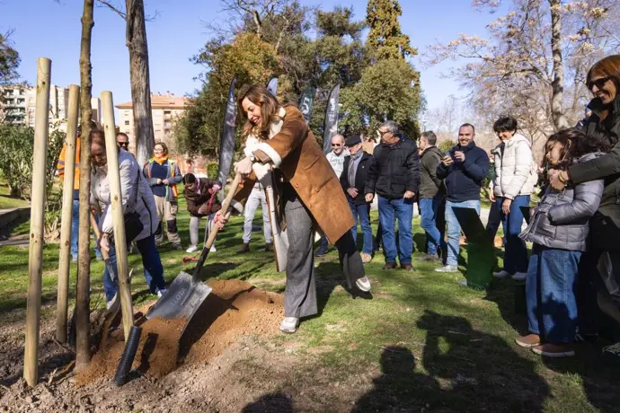 Plantación de cien árboles en el Parque Bruil, que permanecerá en obras hasta su apertura en