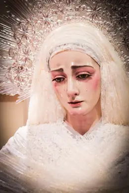 La Virgen del Dulce Nombre regresa al culto, restaurada por Francisco Berlanga, reverente y serena.