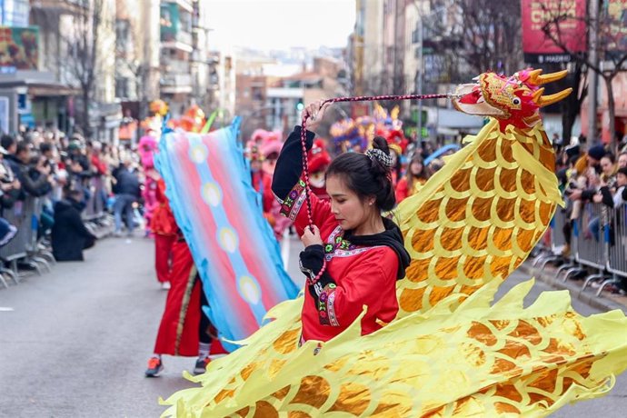 Archivo - Una mujer durante el desfile de A&ntilde;o Nuevo Chino en el distrito de Usera, a 11 de febrero de 2024, en Madrid (Espa&ntilde;a).