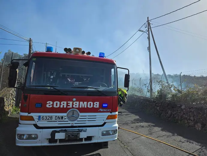 Controlados dos incendios iniciados este domingo en Tacoronte y La Orotava, en Tenerife