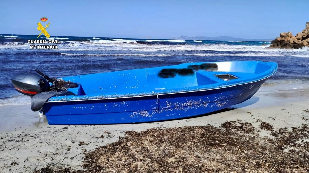 Rescatan a 31 migrantes en Formentera tras el choque de su patera contra unas rocas