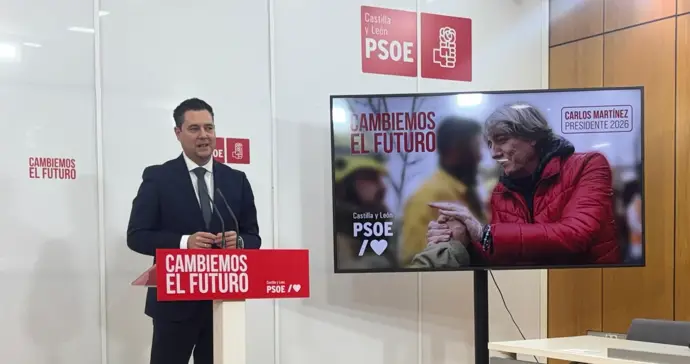 Martínez selecciona una imagen del operativo contra incendios para la campaña de Sánchez en