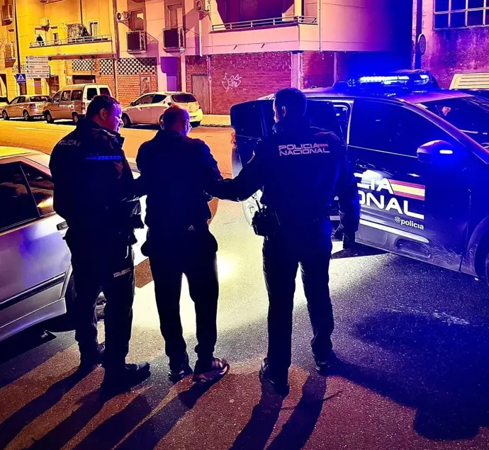 Detenido por intentar robar baterías de seis vehículos en Plasencia