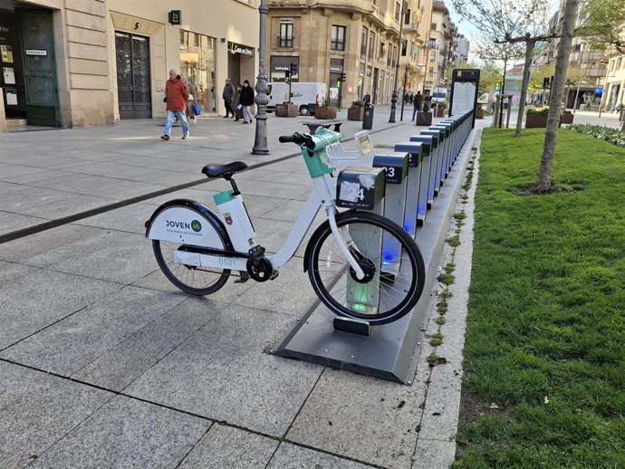 Archivo - Un puesto del servicio de alquiler de bicicletas el&eacute;ctricas de Pamplona.