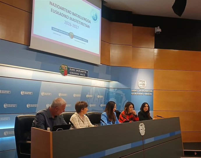La consejera vasca de Educaci&oacute;n, Bego&ntilde;a Pedrosa, junto a los directores Idoia Pujana Uriarte , Lorea Gabiola Anakabe y Joseba Zabala Martin en rueda de prensa en Bilbao.