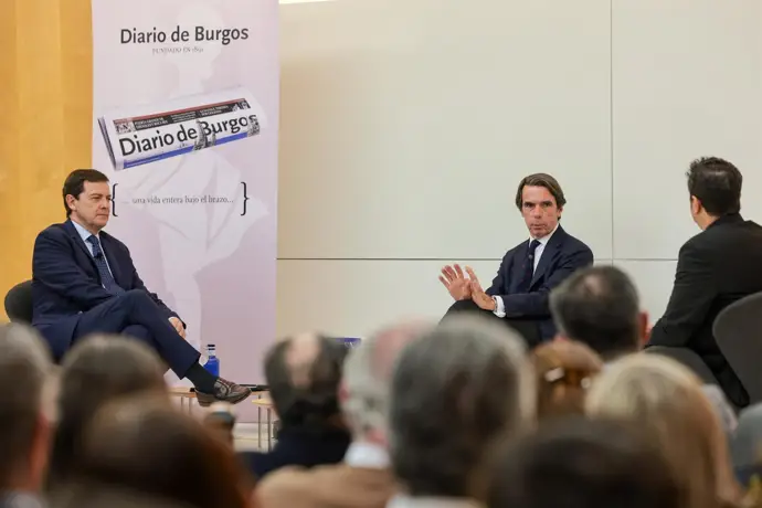 Aznar critica a Vox por priorizar su interés personal sobre el futuro del país y el fracaso del PP
