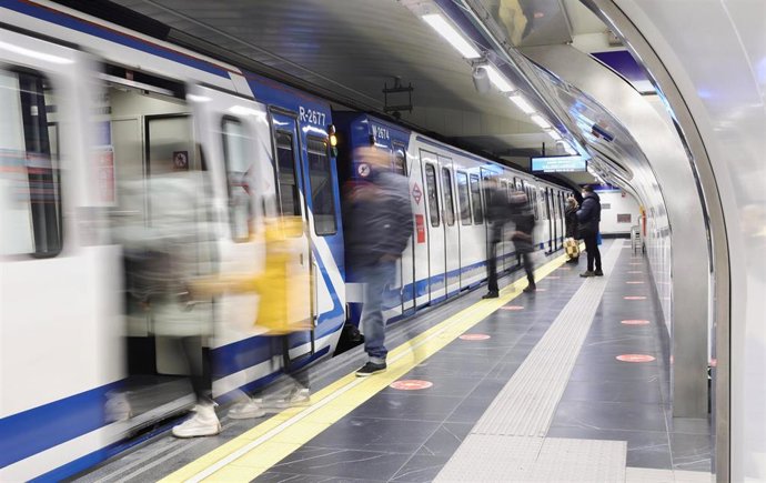 Archivo - Varias personas entran en un vag&oacute;n de la estaci&oacute;n de Metro de Gran V&iacute;a, el d&iacute;a que se celebra la Cabalgata de los Reyes Magos, a 5 de enero de 2022, en Madrid (Espa&ntilde;a). El Metro de Madrid y los autobuses de la EMT han reforzado sus frecuencias d