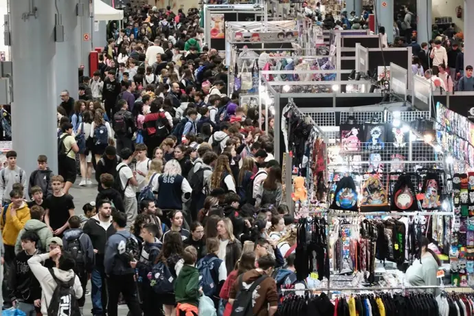 El Salón del Cómic de València recibe a jóvenes y estudiantes en su jornada inaugural