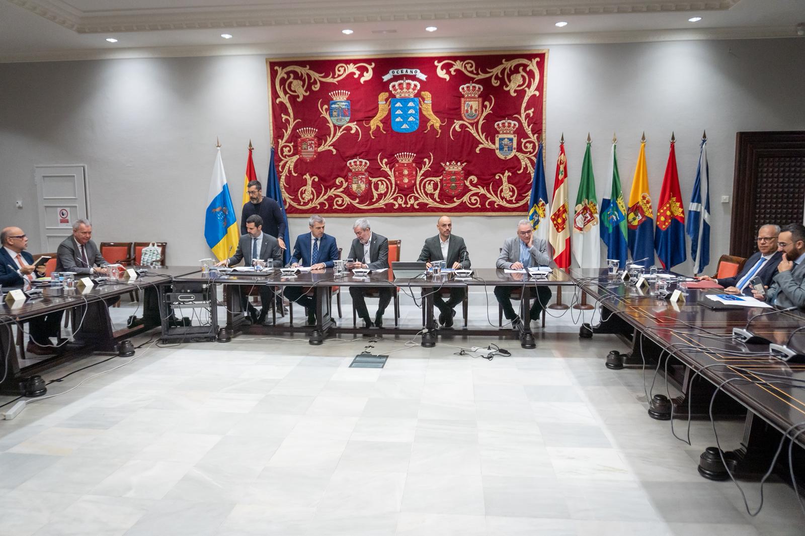 Clavijo comunica a los grupos su estrategia para que Madrid avance en diversas áreas