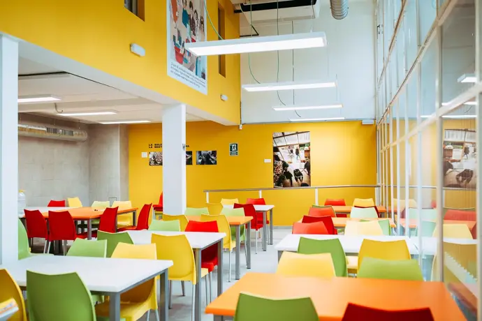 Barcelona decide aplicar una bonificación del 50% en los comedores escolares para todos los alumnos