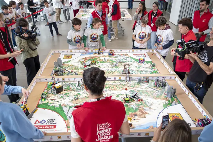 La USJ promueve el talento y la robótica de más de 100 jóvenes en la final de la First League